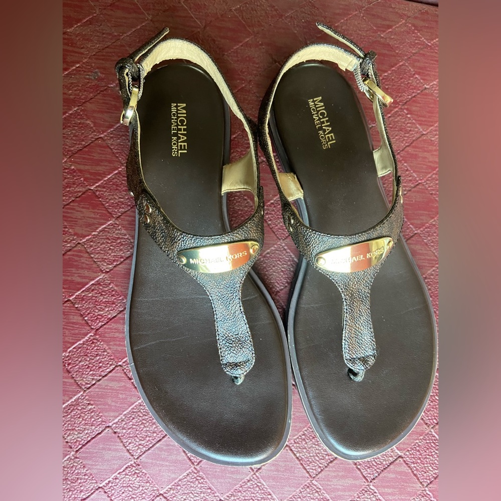 MICHAEL KORS MK LOGO PLATE BROWN SANDALS